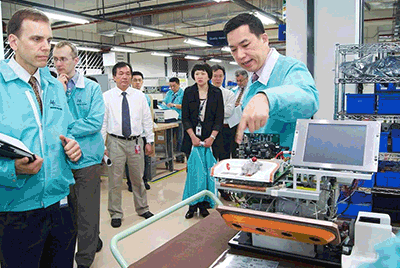 Rotating images of Life Technologies professionals at work